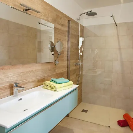 Willa Les De La U Veniqui *