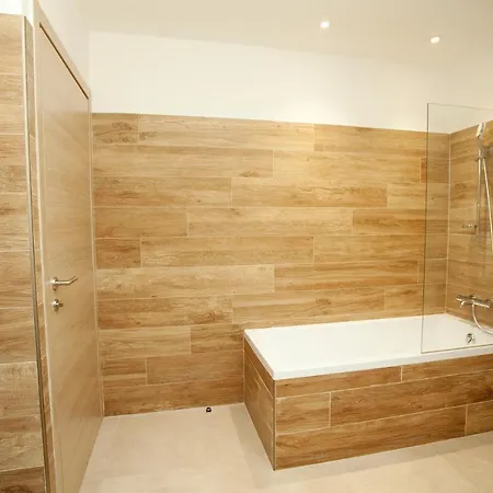 Les De La U Veniqui Willa