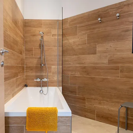 Les De La U Veniqui Willa