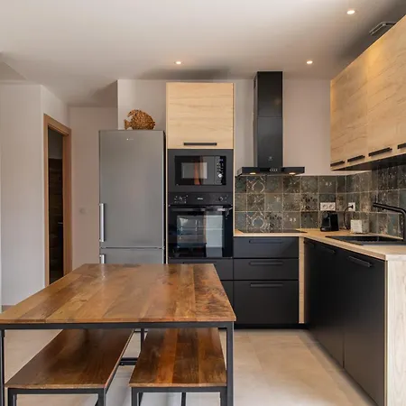 Les De La U Veniqui *