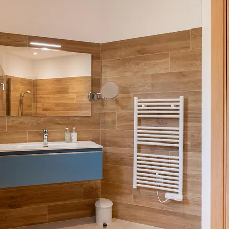 Les De La U Veniqui Willa *