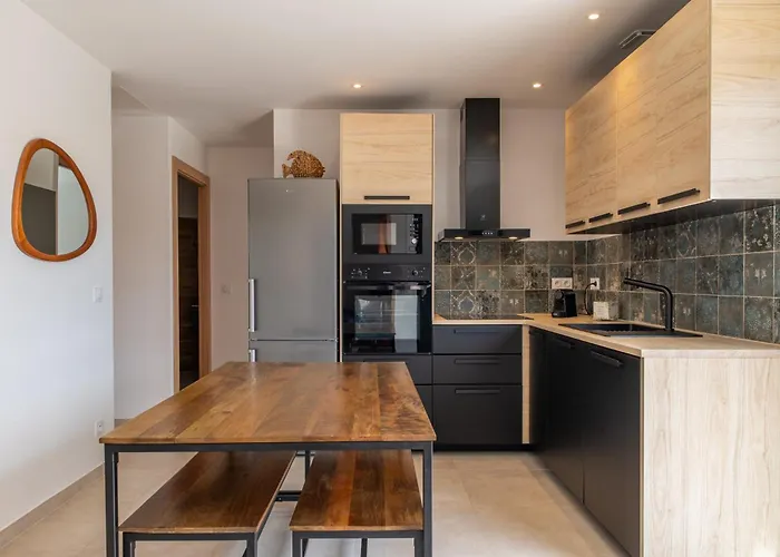 Les De La U Veniqui *