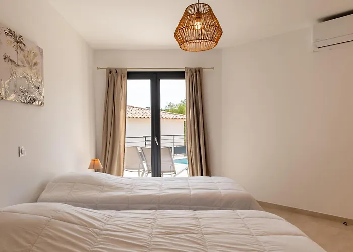 Les De La U Veniqui Favone